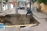 Vídeo: Ciclista cai em cratera durante transmissão ao vivo de TV