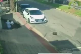 VÍDEO: Médico ortopedista é ‘engolido’ por cratera e atingido por muro ao caminhar na calçada