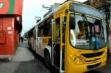 Homem escorrega em calçada e é atropelado por ônibus em Salvador