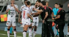 Léo Condé lamenta chances perdidas e diz que Vitória “está vivo” após derrota na Copa do Brasil