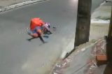 Vídeo: entregador é ‘salvo’ por mochila após criminoso atirar contra ele Vídeo: entregador é ‘salvo’ por mochila após criminoso atirar contra ele