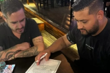 Cantor sertanejo morre em acidente de carro após assinar primeiro contrato com gravadora