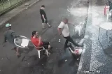 Vídeo: cliente de bar é agredido com socos, chutes e pisões na cabeça Vídeo: cliente de bar é agredido com socos, chutes e pisões na cabeça