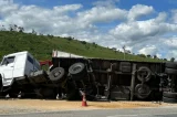 Carreta tomba às margens da BR-116, no trecho da região do Sudoeste baiano