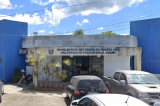 Homem descumpre medida protetiva, agride ex-companheira com empurrão e chute e é preso em flagrante