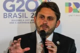 Lula divide palanque com Juscelino após indiciamento pela PF e diz que está feliz com ministro