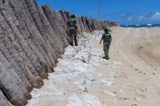 Maracaípe: PE notifica novamente dono de terreno para retirar muro; documento mostra que CPRH exigiu uso de sacos na construção