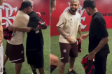 Neymar cumprimenta ex-cunhado Gabigol em vestiário do Flamengo e ganha camisa