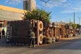 Caminhão que transportava bois tomba em rodovia na Bahia