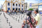 Centenas de cruzes são colocadas no Marco Zero de Caruaru em protesto contra violência