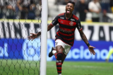 Flamengo faz jogo quase perfeito, vence o Atlético-MG por 4 a 2 e segue na liderança do Brasileirão