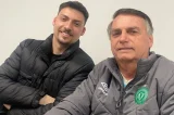 Filho de Bolsonaro ataca governador com homofobia: “Dá outra coisa”