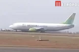 Avião da Boeing faz pouso de emergência por pneu estourado e pista é fechada em Viracopos (vídeo)