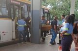 Passageiro morre após sofrer mal súbito dentro de ônibus e corpo é retirado em caixão