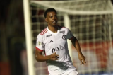 Há quatro meses no Flamengo, Carlinhos deve ter sequência pela primeira vez; centroavante será titular em clássico