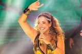 Daniela Mercury arremessa banco durante show