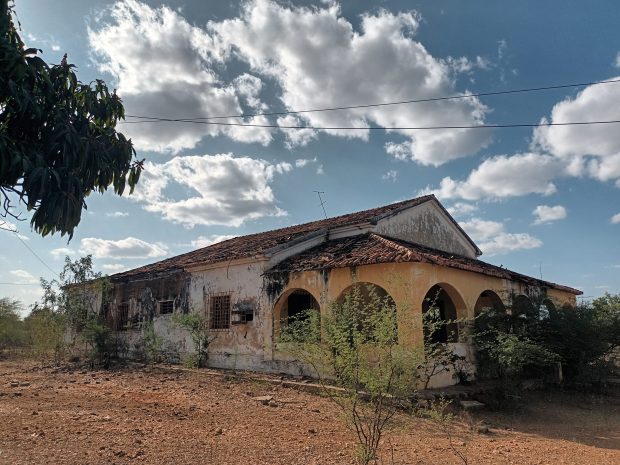 casarao abandonado na caatinga