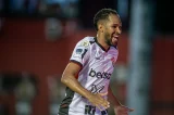 Everaldo desabafa após marcar gol do Vitória: “Muito especial pra mim”