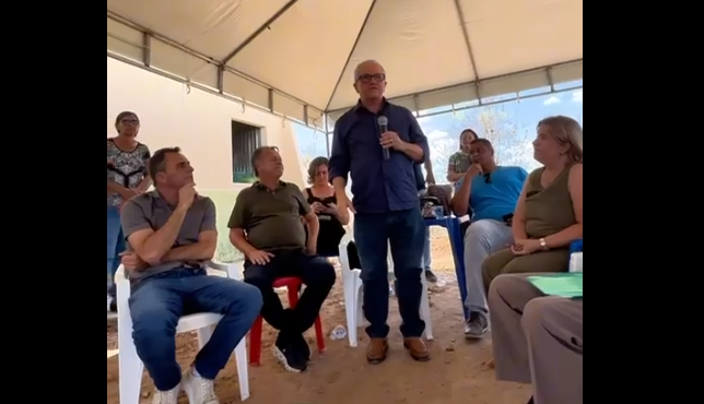 Marcos Lobo e Moises Ribeiro entregam trator agrícola na comunidade de Quixaba; vídeo