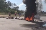 Motoristas protestam e bloqueiam BR-101 após apreensões de veículos próximo à festa de Réveillon do Recife