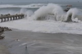 Ondas gigantes no Pacífico deixam 3 mortos e fecham portos. Vídeo