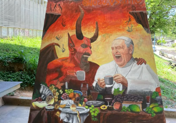 Grafite em pilastra na UFBA gera polêmica ao retratar Papa Francisco ao lado do diabo