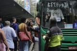 Pai de autista diz ter sido impedido de entrar em ônibus com filha; empresa nega