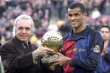 Bola de Ouro vencida por Rivaldo completa 25 anos; relembre história do craque pernambucano