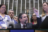 Hugo Motta diz que não é frouxo, ameaça punir deputados e afirma ser mais combativo que Lira