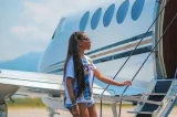 Avião de Ludmilla faz pouso de emergência após falha técnica e cantora entra em pânico