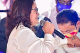 Coisa da política: Roberto Carlos beija mão de Suzana Ramos durante discurso