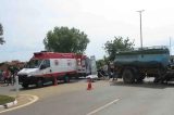 PMs ficam feridos após motocicletas serem atingidas por caminhão-pipa PMs ficam feridos após motocicletas serem atingidas por caminhão-pipa