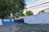 Homem armado invade escola e ameaça alunos e professores