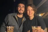 Autora de novelas da Globo vive romance com filho de atores; ele é 20 anos mais jovem Autora de novelas da Globo vive romance com filho de atores; ele é 20 anos mais jovem