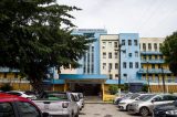 Adolescente de 14 anos é morta a facadas, e homem fica ferido