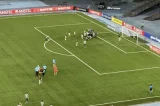 Zagueiro do Carabobo desmaia após choque com jogador do Botafogo