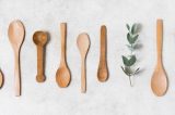 Pode usar colher de pau na cozinha? Utensílio não é recomendado e pode representar risco à saúde