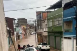 Ruas alagadas, casas destelhadas e 137 famílias atingidas: veja os estragos da chuva em cidade baiana