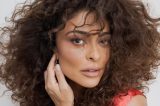 Juliana Paes dá show de simpatia ao posar com funcionários de restaurante da Bahia; confira