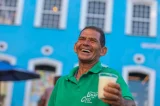 Ambulante que vende só um sabor de suco fatura R$ 140 mil por ano Ambulante que vende só um sabor de suco fatura R$ 140 mil por ano