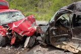 Colisão frontal entre carros deixa três mortos; tio e sobrinho estão entre as vítimas