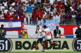 Bahia faz jogo heroico, vence o Vitória com um a menos e entra no G-6