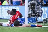 Atacante de time inglês fica em coma induzido após se chocar com trave durante partida