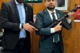 Deputado do PT pede busca e apreensão contra bolsonarista que exibiu fuzil e pistola em gabinete    