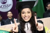 Aluna viraliza nas redes ao se formar sozinha na faculdade: ‘Não dependo de gente sonsa’
