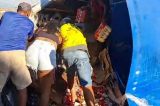 Caminhão tomba e população saqueia cerveja em Carpina
