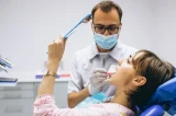 Dentista revela a fruta barata que combate mau hálito e ainda melhora a saúde