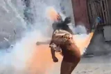 VÍDEO: Mulher é atingida por espada e fica gravemente ferida