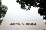 MEC reduz exigência de câmeras, vigias e auditoria em impressão do Enem pela 1ª vez desde roubo MEC reduz exigência de câmeras, vigias e auditoria em impressão do Enem pela 1ª vez desde roubo