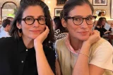 Renata Vasconcellos celebra 53 anos com irmã gêmea e confunde seguidores: ‘É a de preto?’